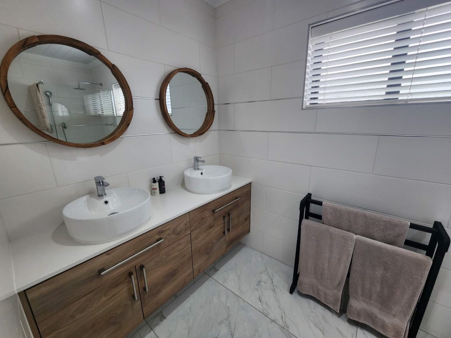 5 Bedroom Property for Sale in Fraaiuitsig Western Cape